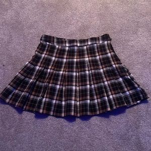 platted, black white in bourbon skirt with button and zip up side